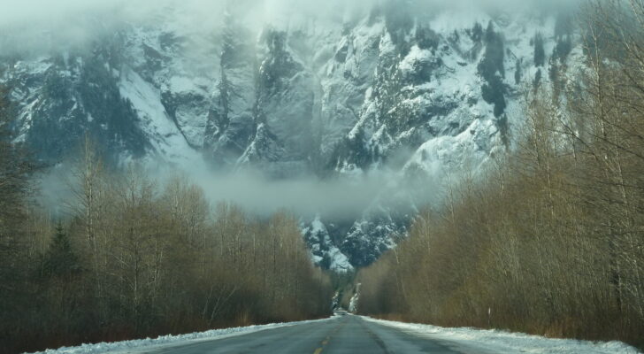 Снежные горы в тумане, природа