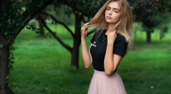 cute-girl-pink-skirt-necklace-4k-5k-3840×2160