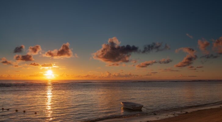 boat-sea-beach-sunset-5k-lk-5120×2880