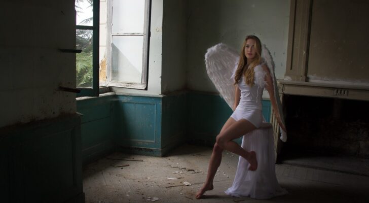 Девушка ангел, комната